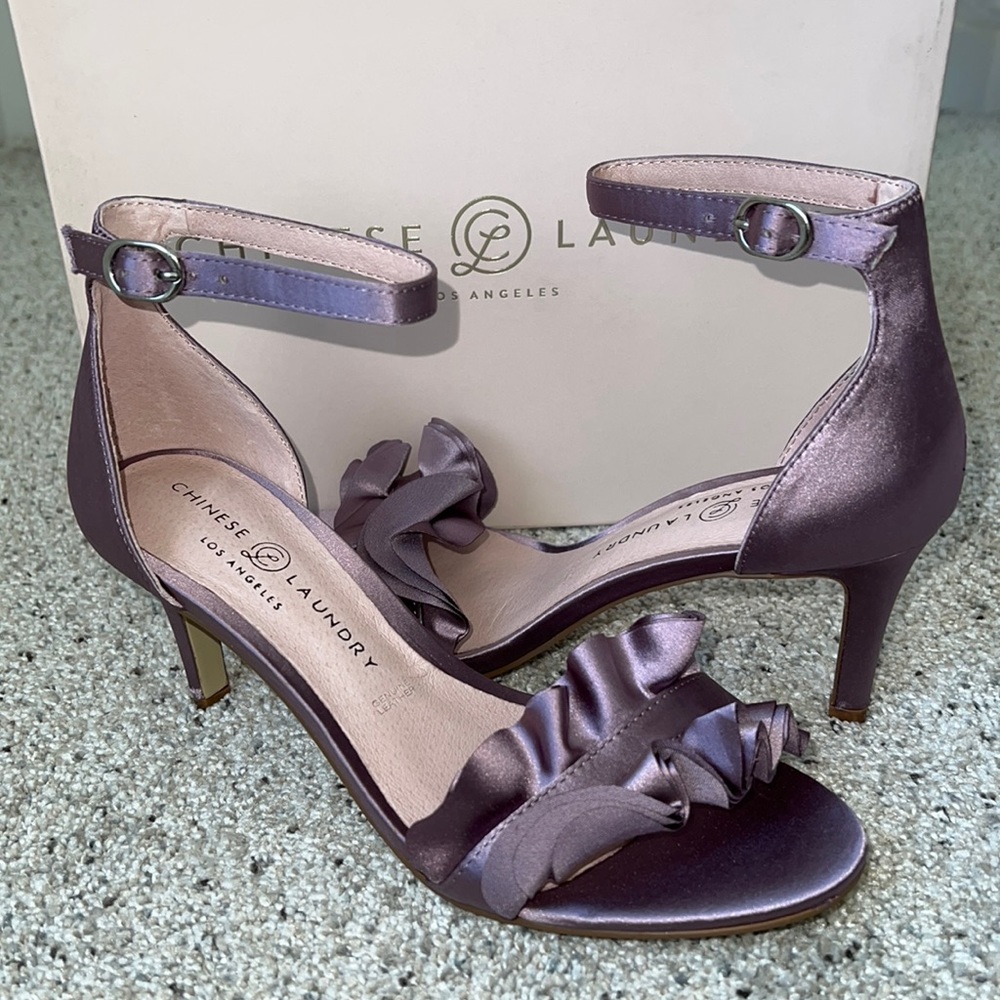 NIB CHINESE LAUNDRY REMMY SATIN SANDAL LAVENDER